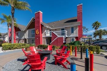 Fusion orlando - outdoor lounge area